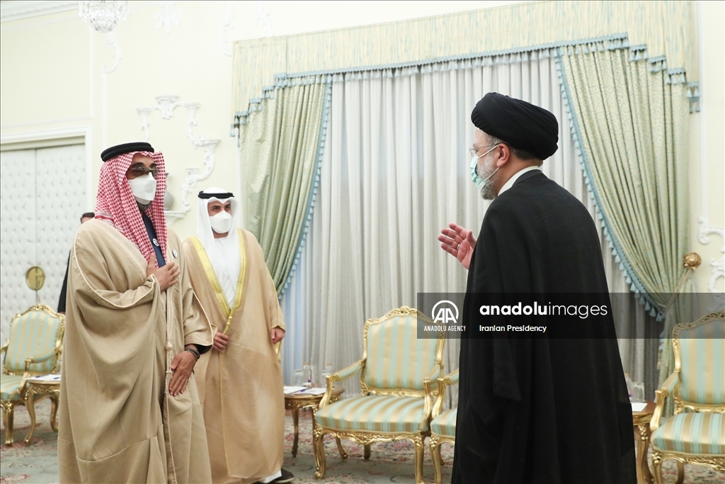 في زيارة نادرة.. مستشار الأمن القومي الإماراتي يلتقي قادة إيران
