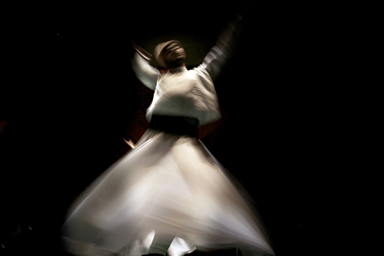 Compañía de artes presenta una obra en homenaje al célebre poeta Mevlana Jalaluddin al-Rumi en Konya, Turquía