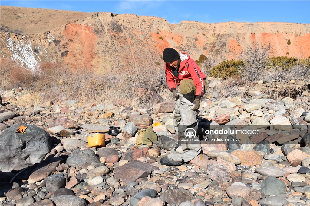 Kırgızistan’ın Narın bölgesindeki köylüler, nehirde altın madenciliği yapıyor