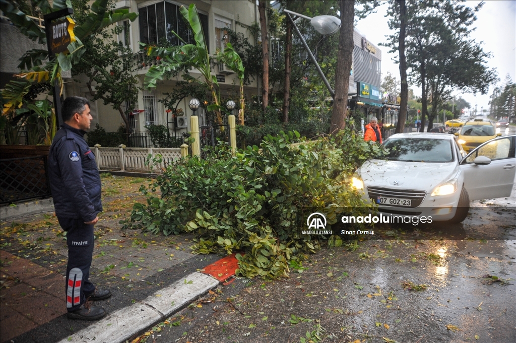 Antalya'da kuvvetli rüzgar ve sağanak etkili oluyor