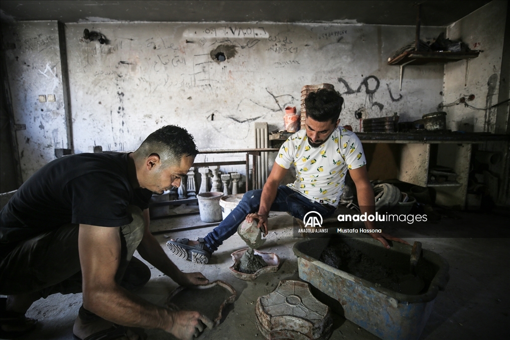 İsrail saldırısında bacağını kaybeden Filistinli genç "engelini" taşçılık mesleğiyle aşıyor