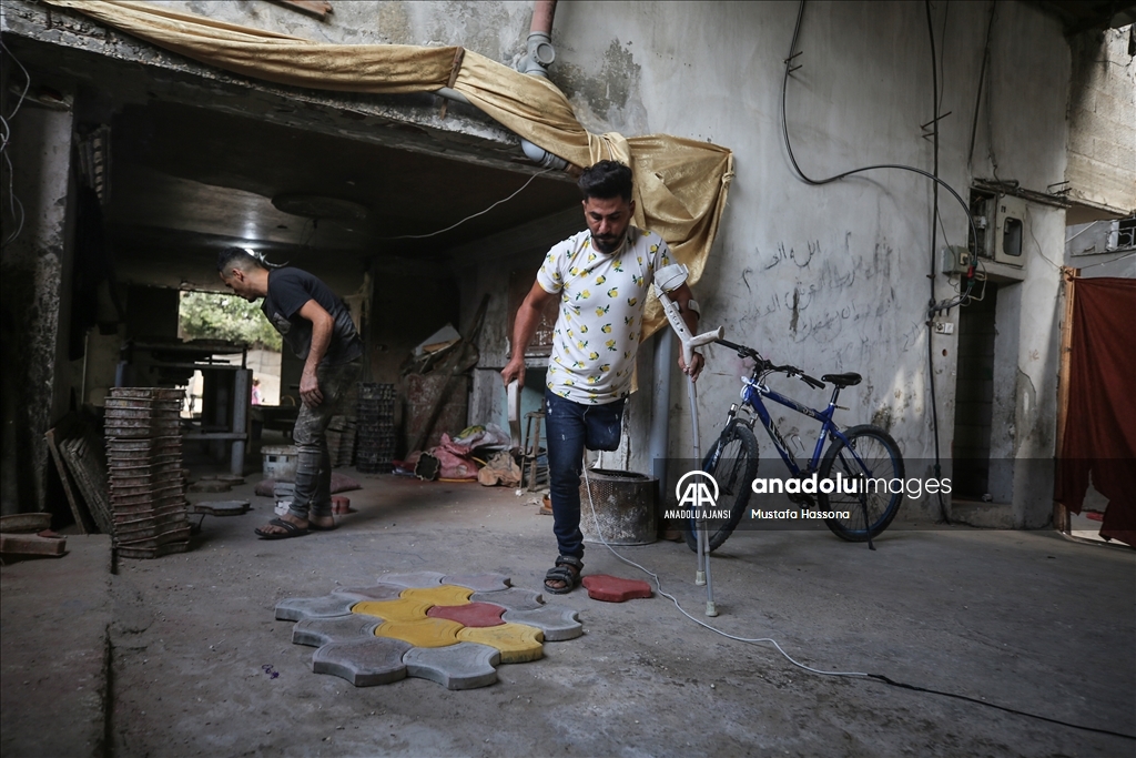 İsrail saldırısında bacağını kaybeden Filistinli genç "engelini" taşçılık mesleğiyle aşıyor