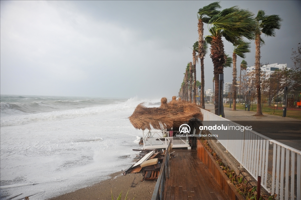 Antalya'da kuvvetli rüzgar ve sağanak etkili oluyor