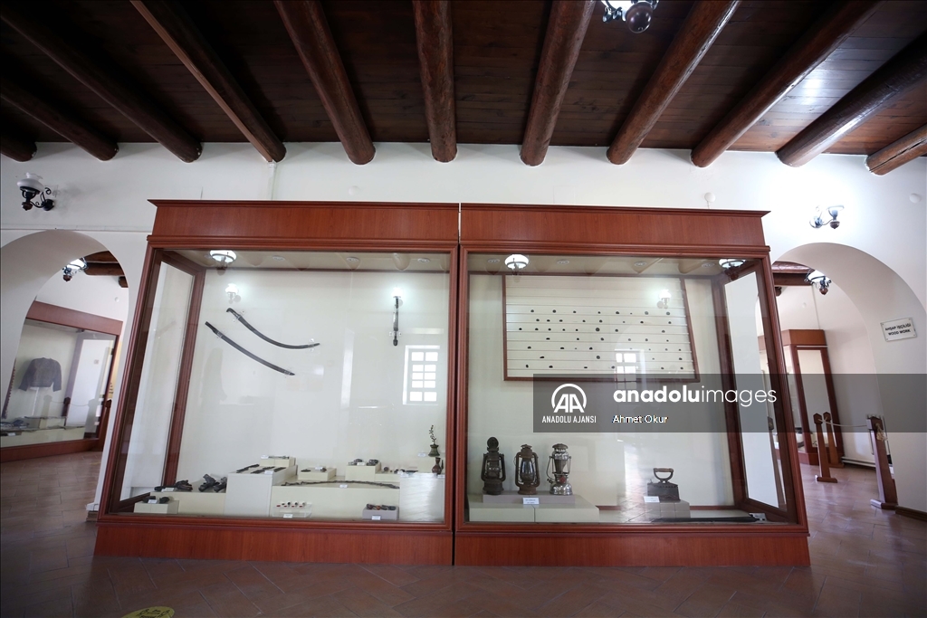 Bitlis'in tarihine ışık tutan eserler müzeye dönüştürülen tarihi binada sergileniyor
