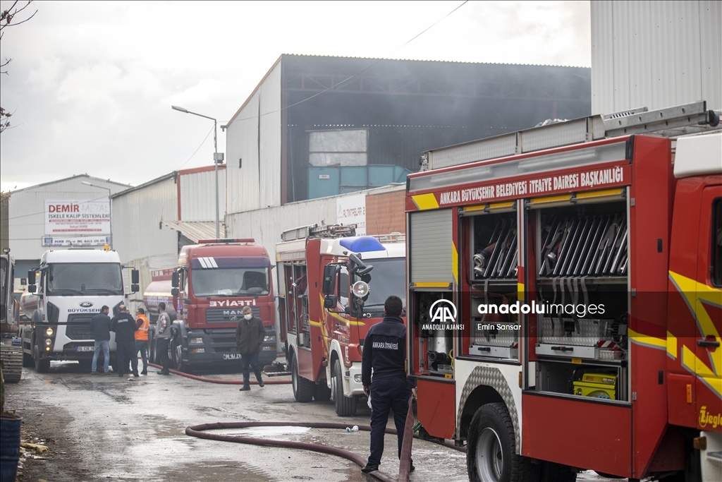 Ankara Hurdacılar Sitesi'ndeki atık kağıt toplama deposunda yangın çıktı