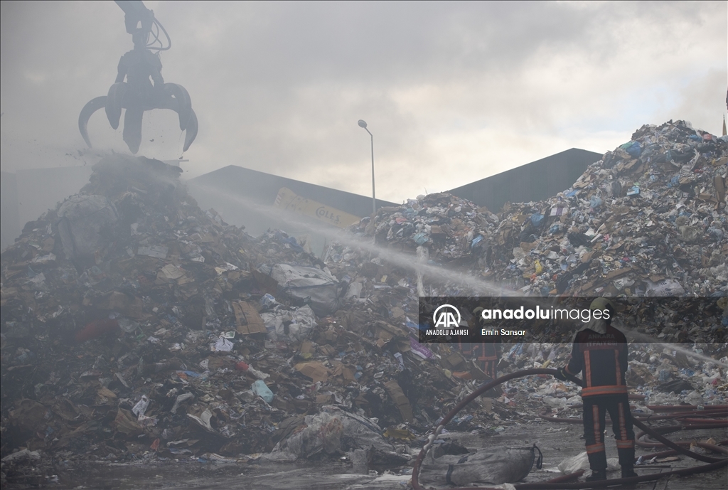 Ankara Hurdacılar Sitesi'ndeki atık kağıt toplama deposunda yangın çıktı