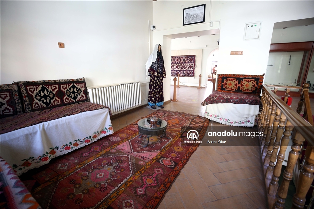 Bitlis'in tarihine ışık tutan eserler müzeye dönüştürülen tarihi binada sergileniyor