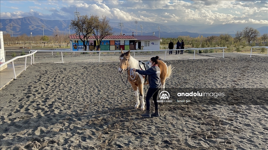 Türkiye Jokey Kulübü Atla Terapi Merkezinin duvarları engelliler için tuvale dönüştü
