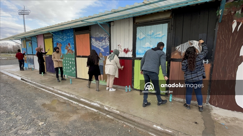 Türkiye Jokey Kulübü Atla Terapi Merkezinin duvarları engelliler için tuvale dönüştü