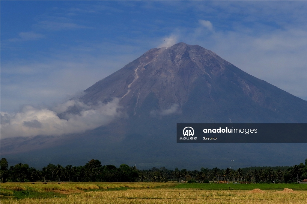 Pasca Erupsi, Gunung Semeru Masih Semburkan Asap Vulkanik - Anadolu Ajansı