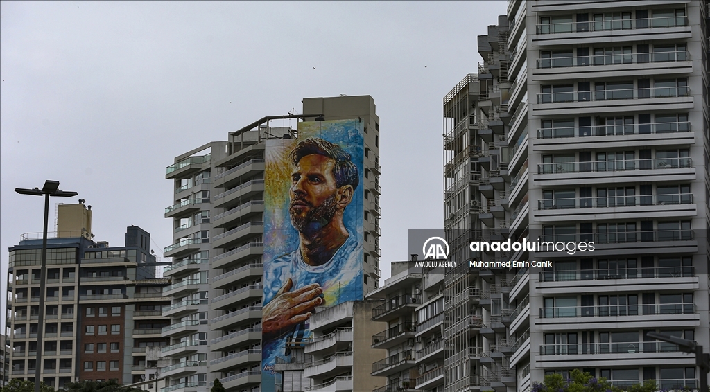 روساريو الأرجنتينية تحتفي بـ"ميسي" عبر رسوم جدارية
