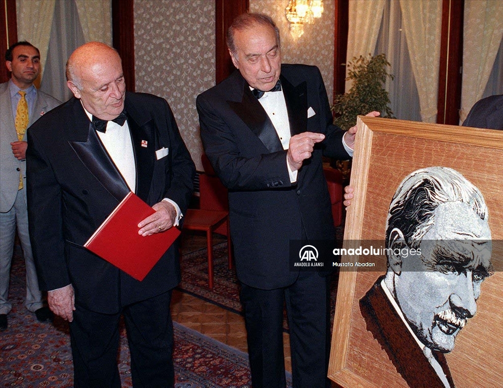 Azerbaycan'ın "Umummilli Lideri" Haydar Aliyev vefatının 18. yılında anılıyor