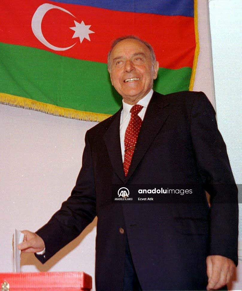 Azerbaycan'ın "Umummilli Lideri" Haydar Aliyev vefatının 18. yılında anılıyor