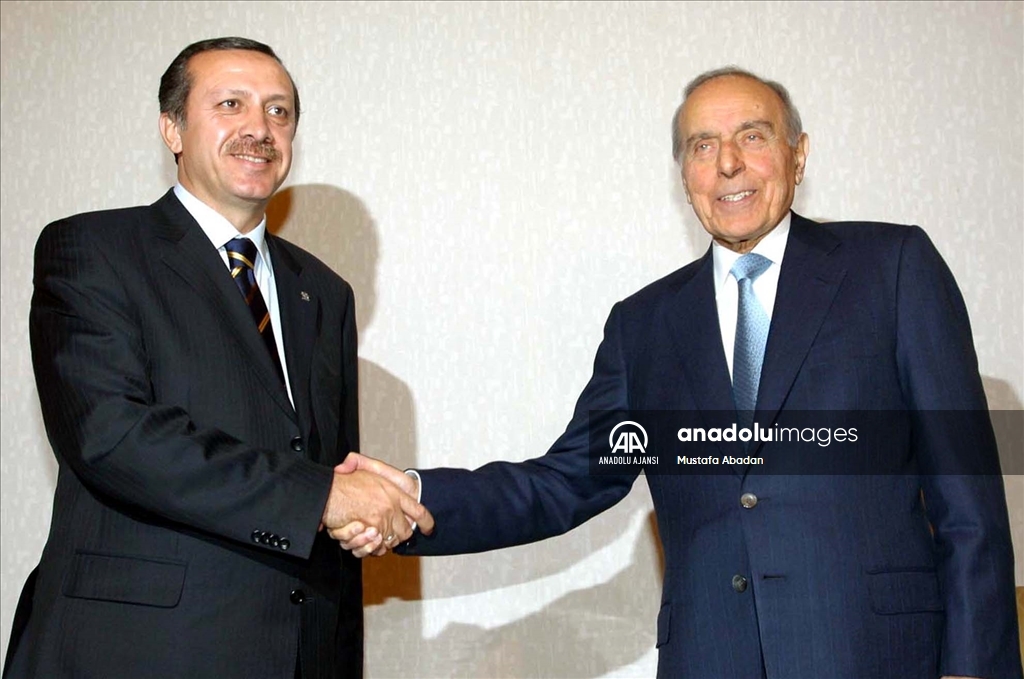 Azerbaycan'ın "Umummilli Lideri" Haydar Aliyev vefatının 18. yılında anılıyor