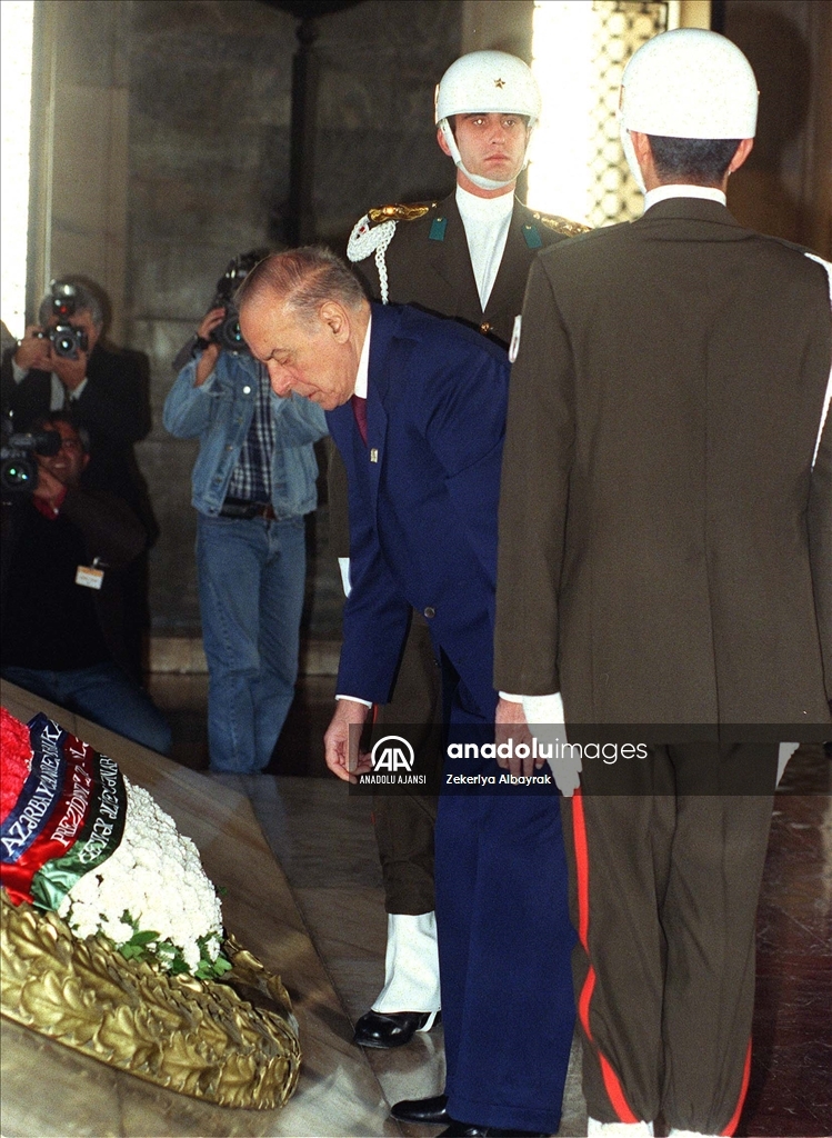 Azerbaycan'ın "Umummilli Lideri" Haydar Aliyev vefatının 18. yılında anılıyor