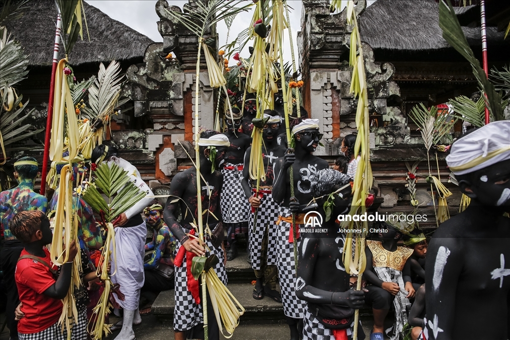 Ritual Ngerebeg di Bali sakral dan penuh warna