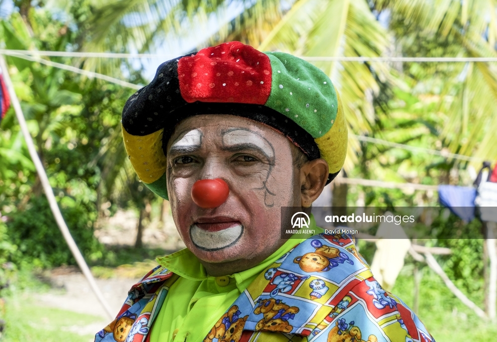 El trabajo de un payaso en Colombia que ayuda a los más débiles durante la pandemia