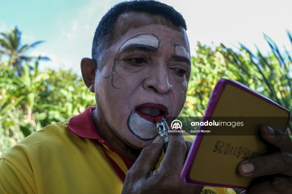 El trabajo de un payaso en Colombia que ayuda a los más débiles durante la pandemia