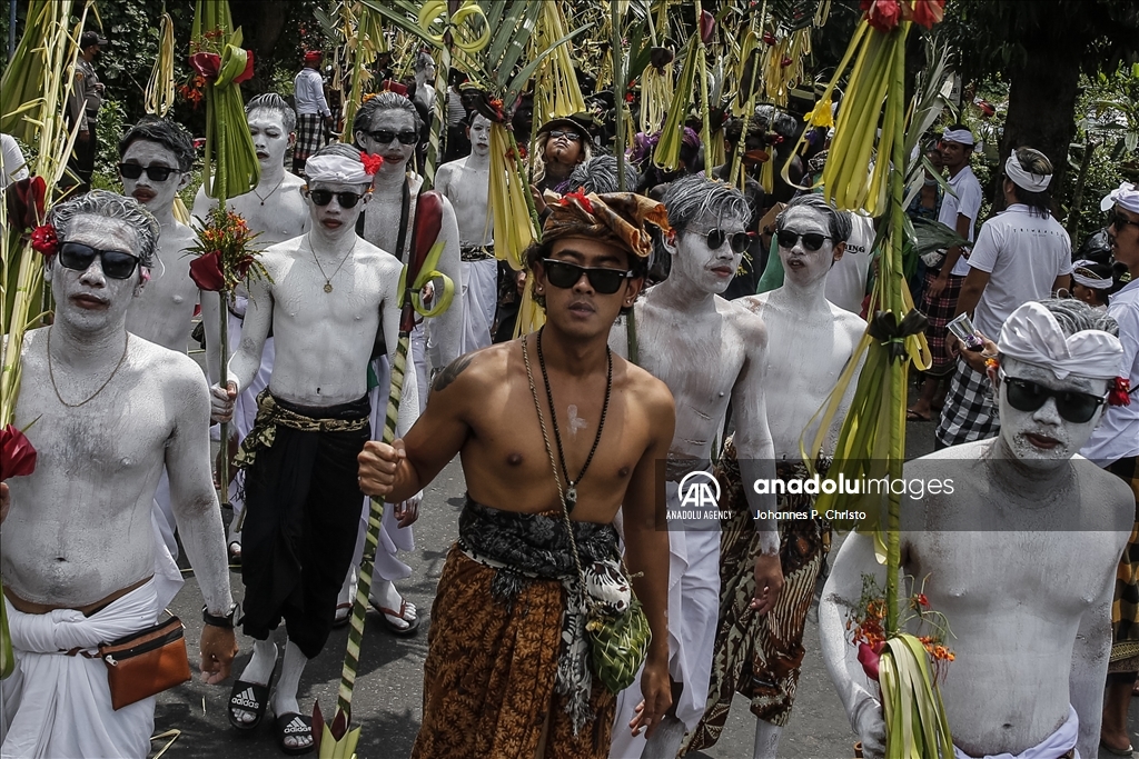 Ritual Ngerebeg di Bali sakral dan penuh warna
