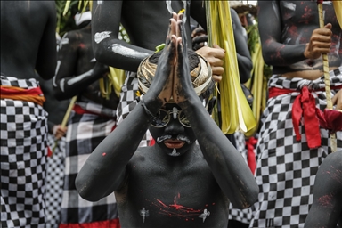 Ritual Ngerebeg di Bali sakral dan pernuh warna