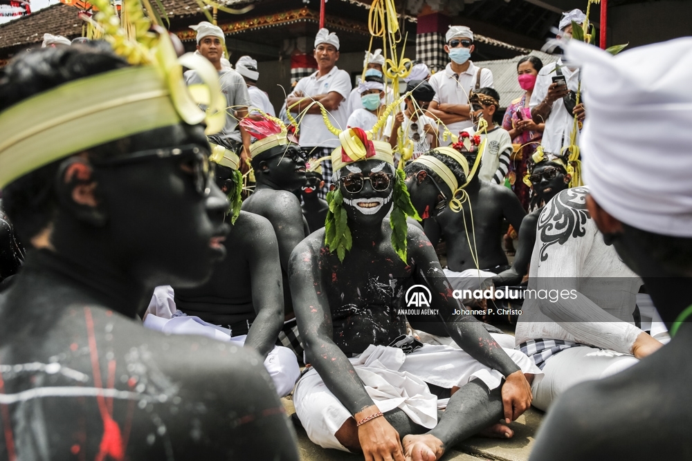Coloridas imágenes del ritual hindú de Ngerebeg en Bali, Indonesia