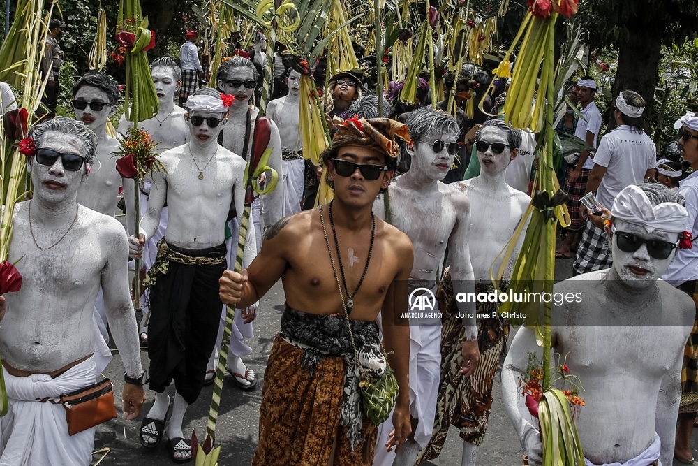 Coloridas imágenes del ritual hindú de Ngerebeg en Bali, Indonesia