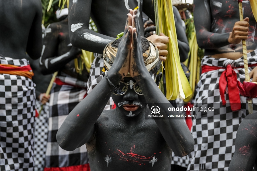 Coloridas imágenes del ritual hindú de Ngerebeg en Bali, Indonesia