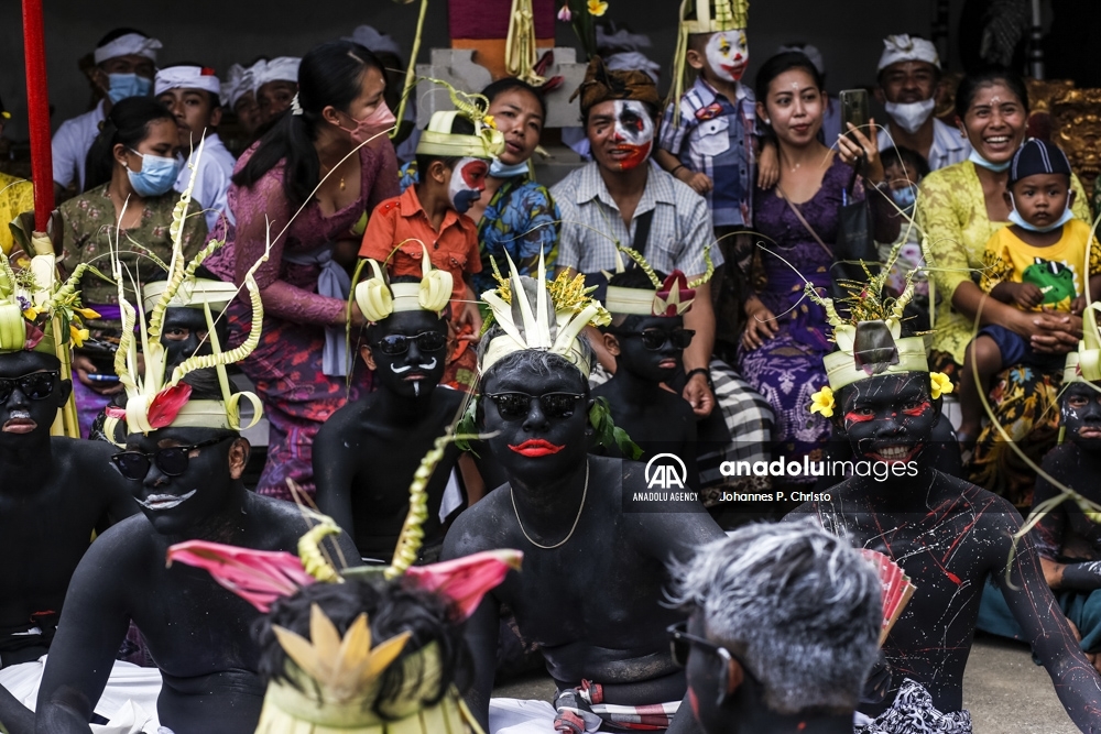 Coloridas imágenes del ritual hindú de Ngerebeg en Bali, Indonesia