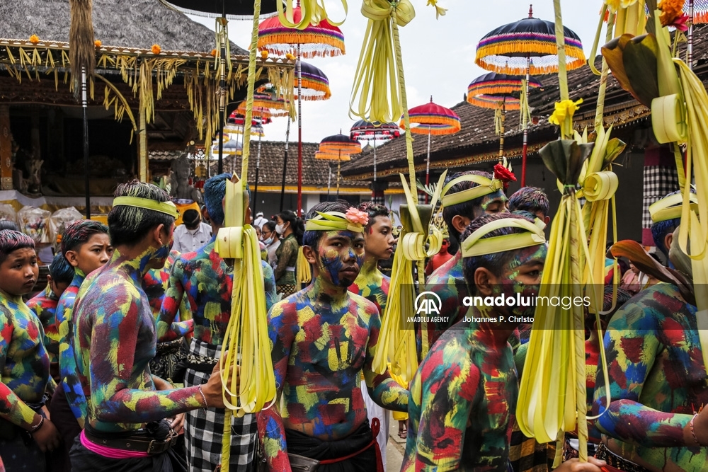 Coloridas imágenes del ritual hindú de Ngerebeg en Bali, Indonesia