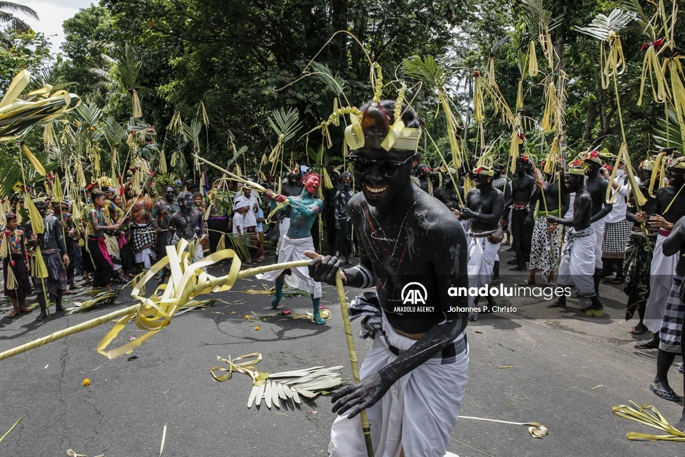 Coloridas imágenes del ritual hindú de Ngerebeg en Bali, Indonesia