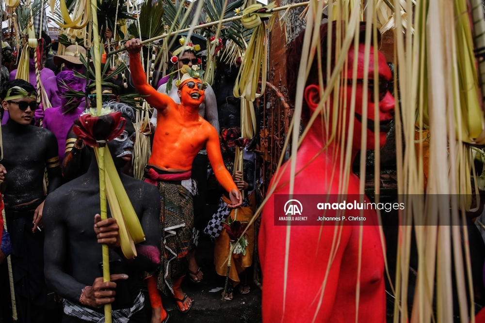 Coloridas imágenes del ritual hindú de Ngerebeg en Bali, Indonesia