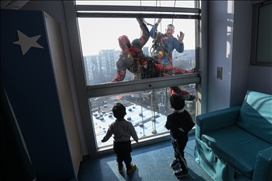 Superhero kejutkan pasien anak di RS San Paolo Milan