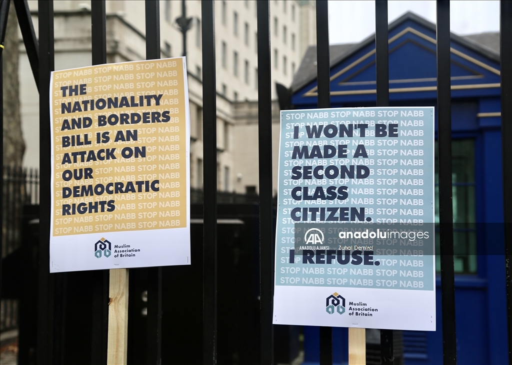 İngiltere'de başbakanlık konutu önünde "mülteci karşıtı yasa tasarısı" protesto edildi