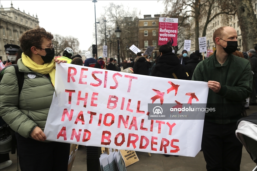 İngiltere'de başbakanlık konutu önünde "mülteci karşıtı yasa tasarısı" protesto edildi