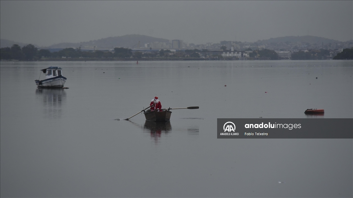 Noel baba Brezilya'da çocuklara hediyeler dağıttı