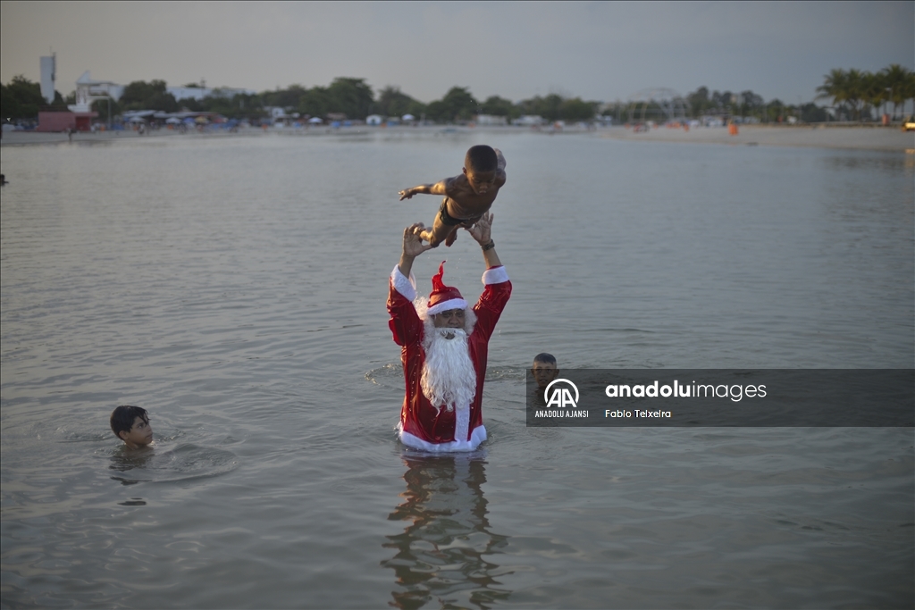 Noel baba Brezilya'da çocuklara hediyeler dağıttı