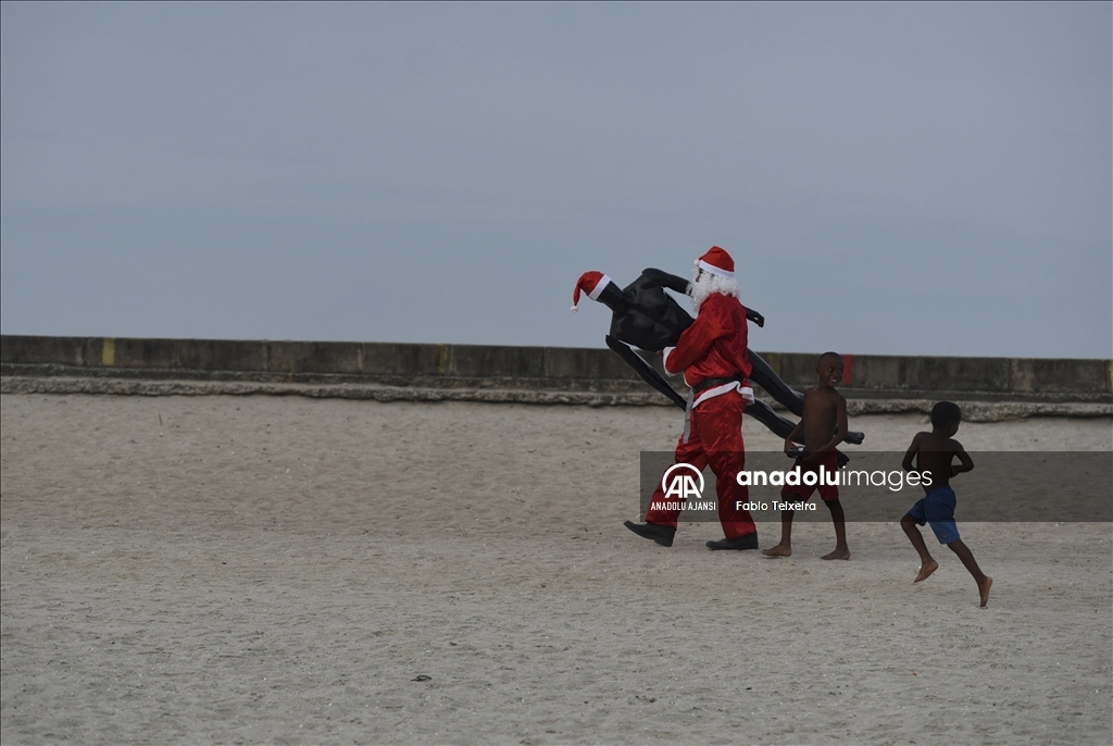 Noel baba Brezilya'da çocuklara hediyeler dağıttı