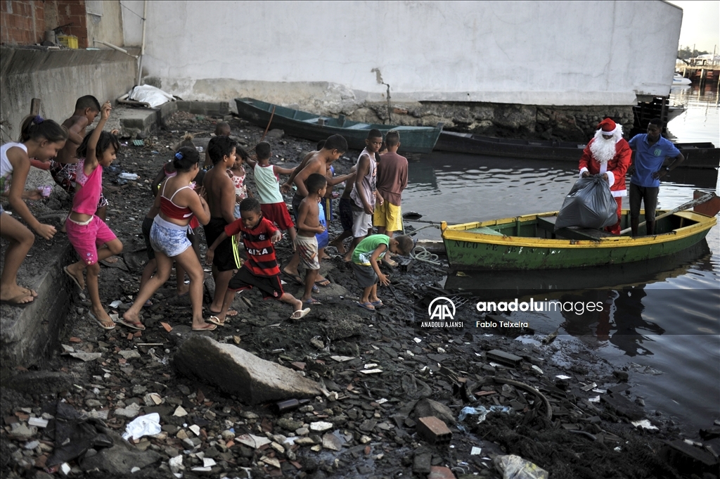 Noel baba Brezilya'da çocuklara hediyeler dağıttı