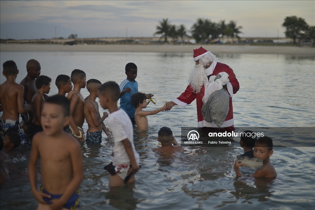 Noel baba Brezilya'da çocuklara hediyeler dağıttı