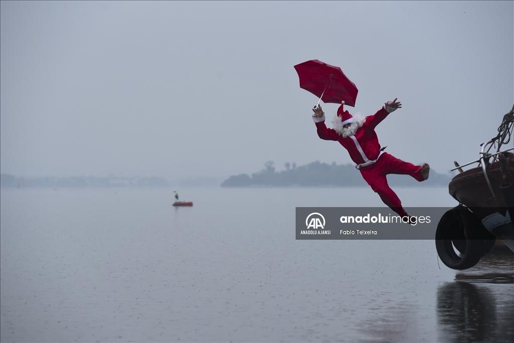 Noel baba Brezilya'da çocuklara hediyeler dağıttı
