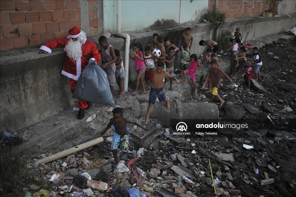 Noel baba Brezilya'da çocuklara hediyeler dağıttı