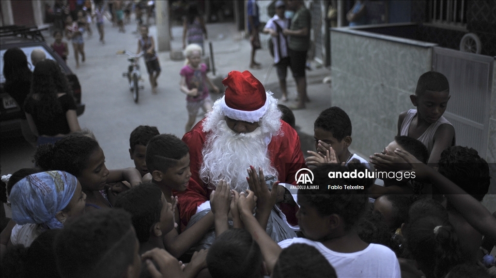Noel baba Brezilya'da çocuklara hediyeler dağıttı