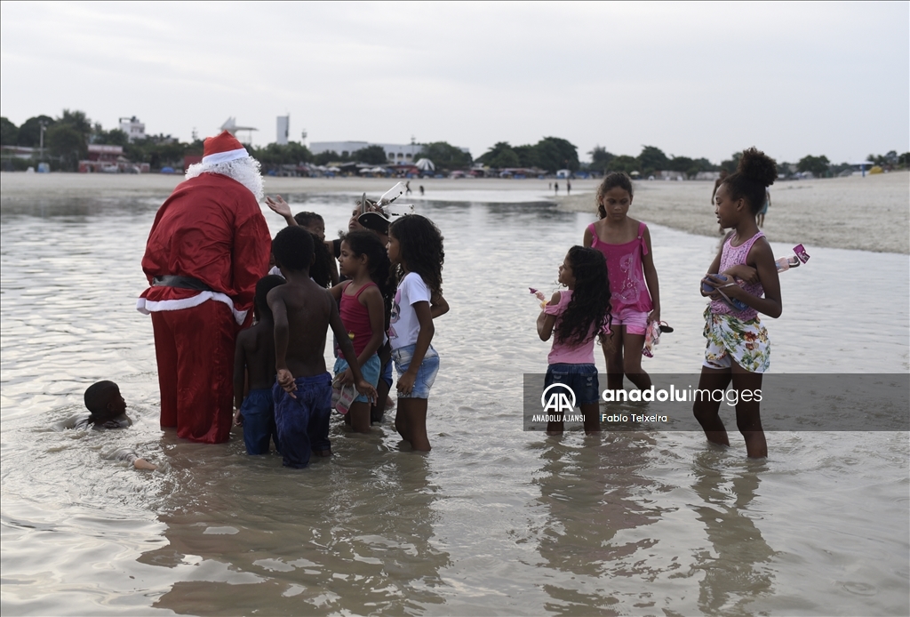 Noel baba Brezilya'da çocuklara hediyeler dağıttı