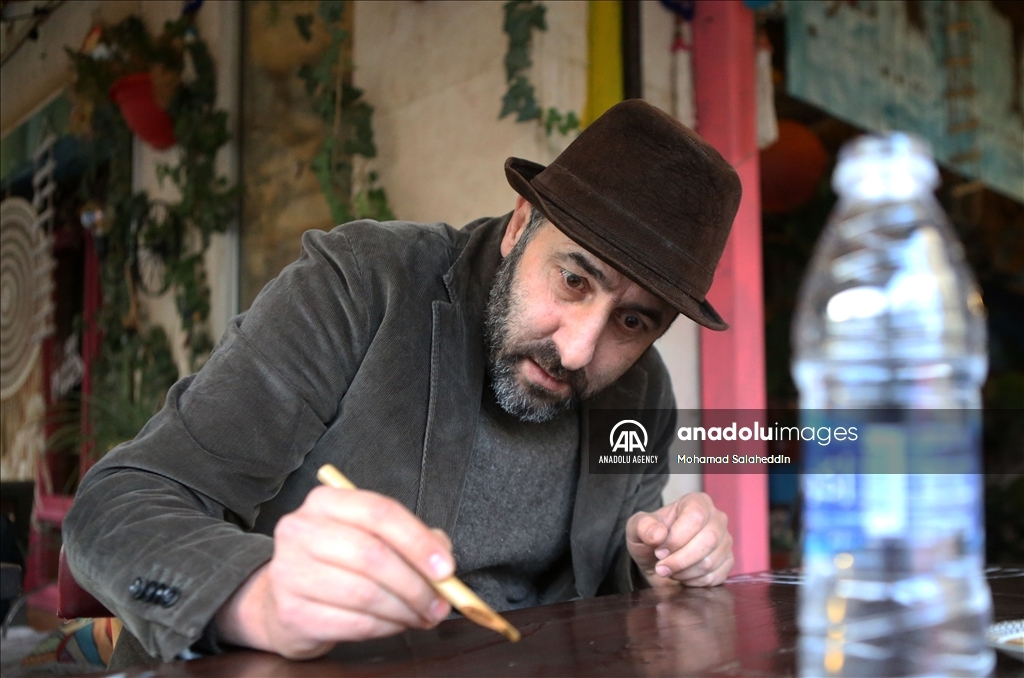 أحمد القرعان.. أردني يأخذه العشق لفن الرسم بالقهوة