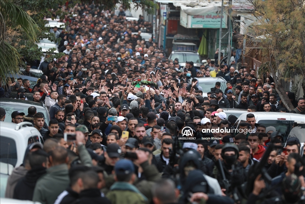 رام الله.. آلاف الفلسطينيين يشيعون جثمان شاب قتلته إسرائيل