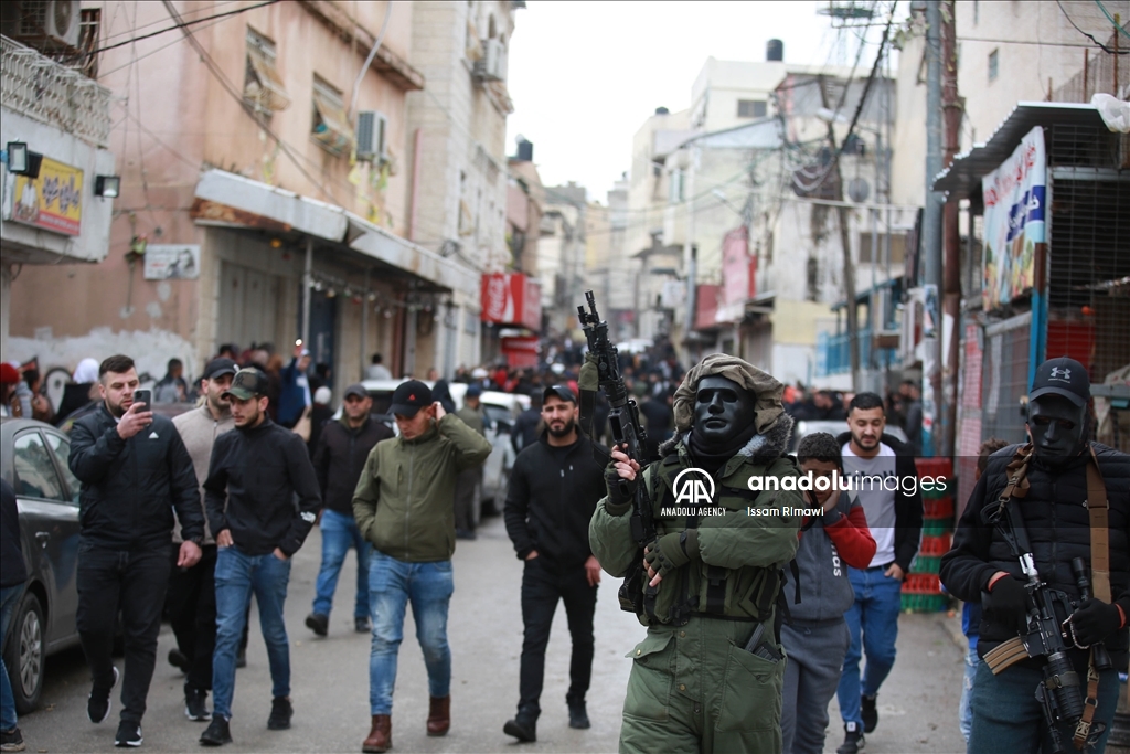 رام الله.. آلاف الفلسطينيين يشيعون جثمان شاب قتلته إسرائيل