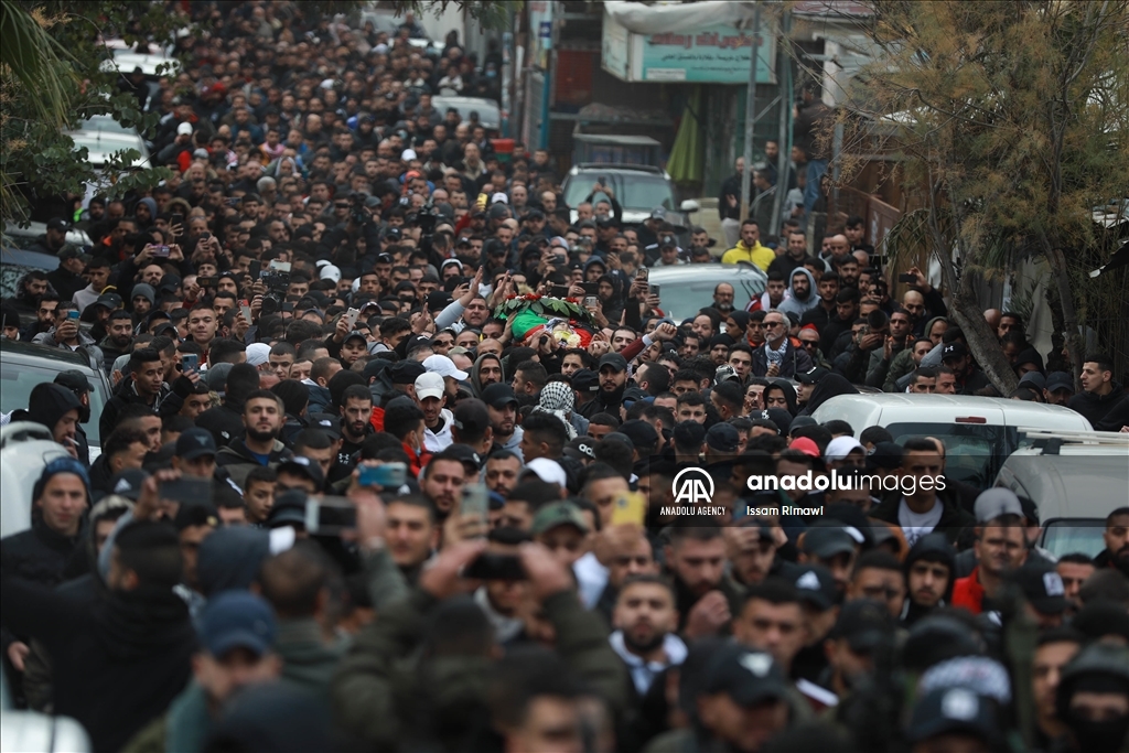 رام الله.. آلاف الفلسطينيين يشيعون جثمان شاب قتلته إسرائيل