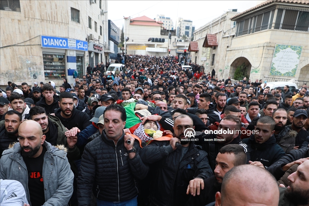 رام الله.. آلاف الفلسطينيين يشيعون جثمان شاب قتلته إسرائيل