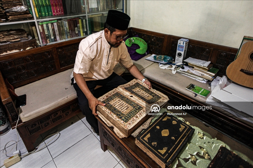 Al-Quran berusia 300 tahun dengan tinta emas