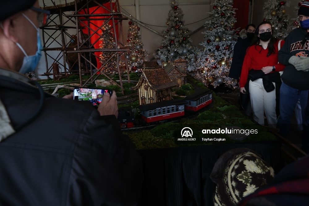 El tradicional espectáculo de trenes navideños de Nueva York está de vuelta con todo su esplendor